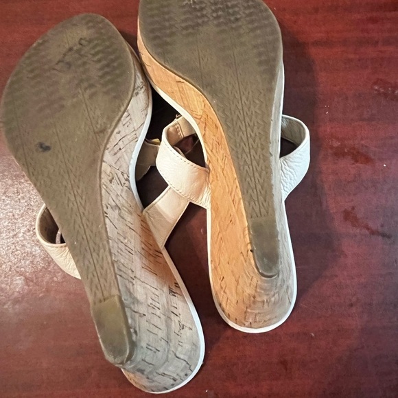 Michael Michael Kors Sandals Sz 8 Ivory Leather Thong Gold Logo Cork Wedge - Picture 8 of 10